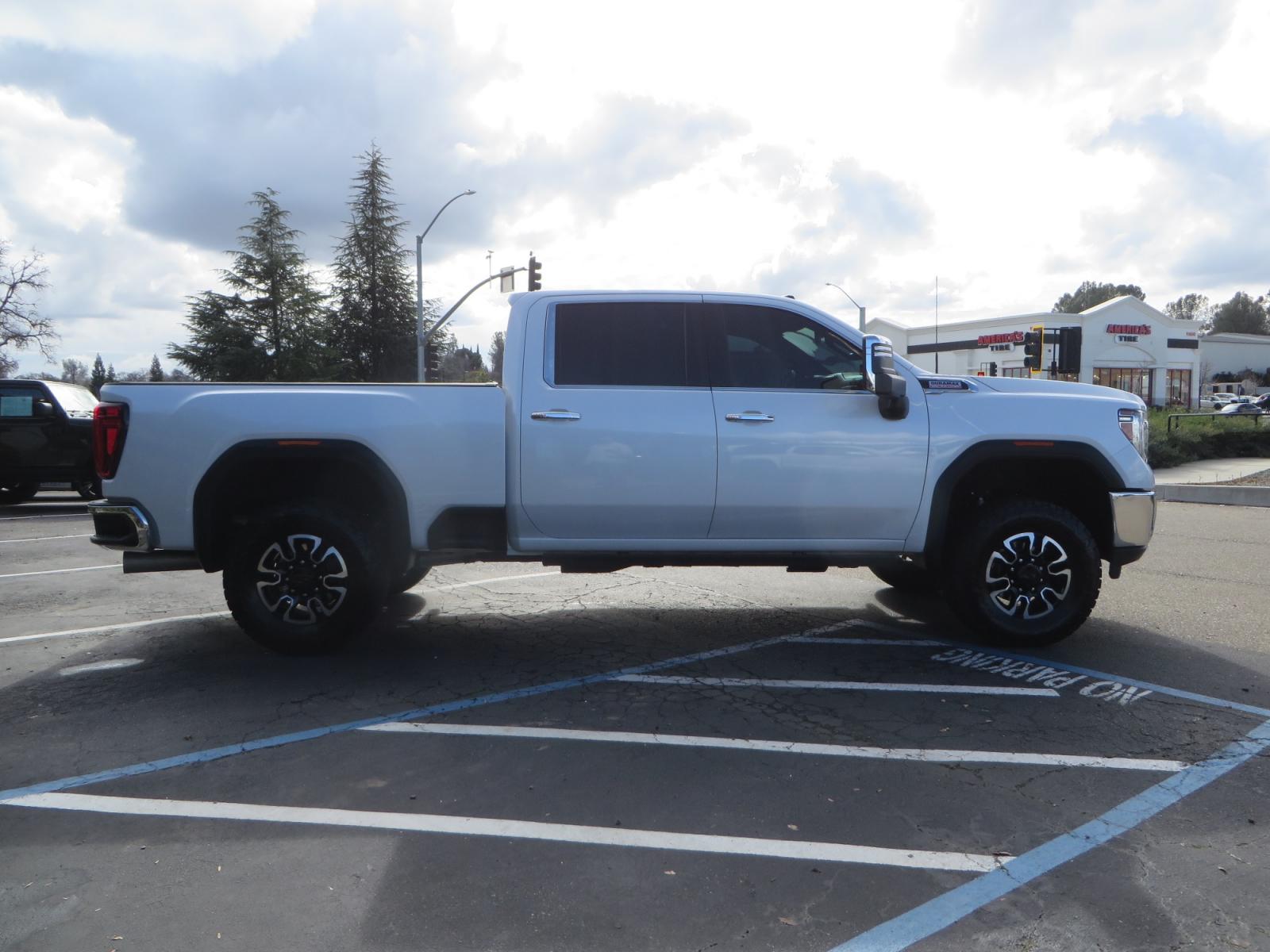 2020 White /TAN GMC Sierra 2500HD SLT Crew Cab 4WD (1GT49NEY4LF) with an 6.6L V8 TURBO DIESEL engine, automatic transmission, located at 2630 Grass Valley Highway, Auburn, CA, 95603, (530) 508-5100, 38.937893, -121.095482 - Features a Cognito level kit, Fox socks, Bakflip MX4, Amp power steps, Toyo AT3 tires, and window tint. - Photo #3